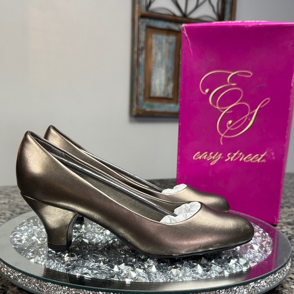 Easy Street Women's pewter Metallic classic pump Heels NEW 7.5